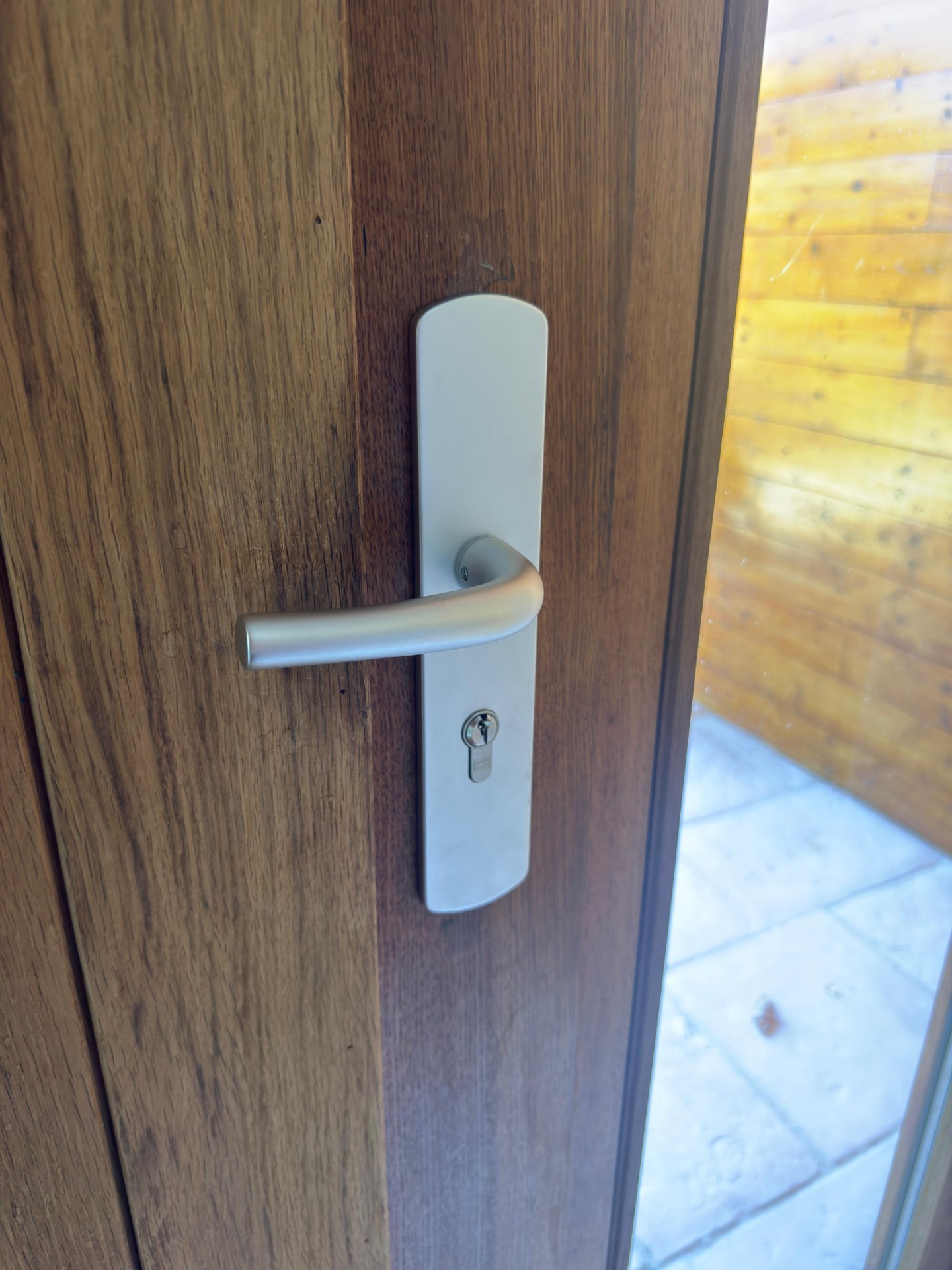 Poignée et serrure d'une porte d'entrée en bois, intervention serrurier à Rouen